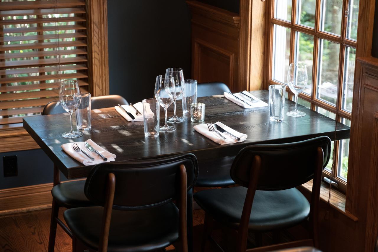 Brick Street Inn ジオンズビル  エクステリア 写真