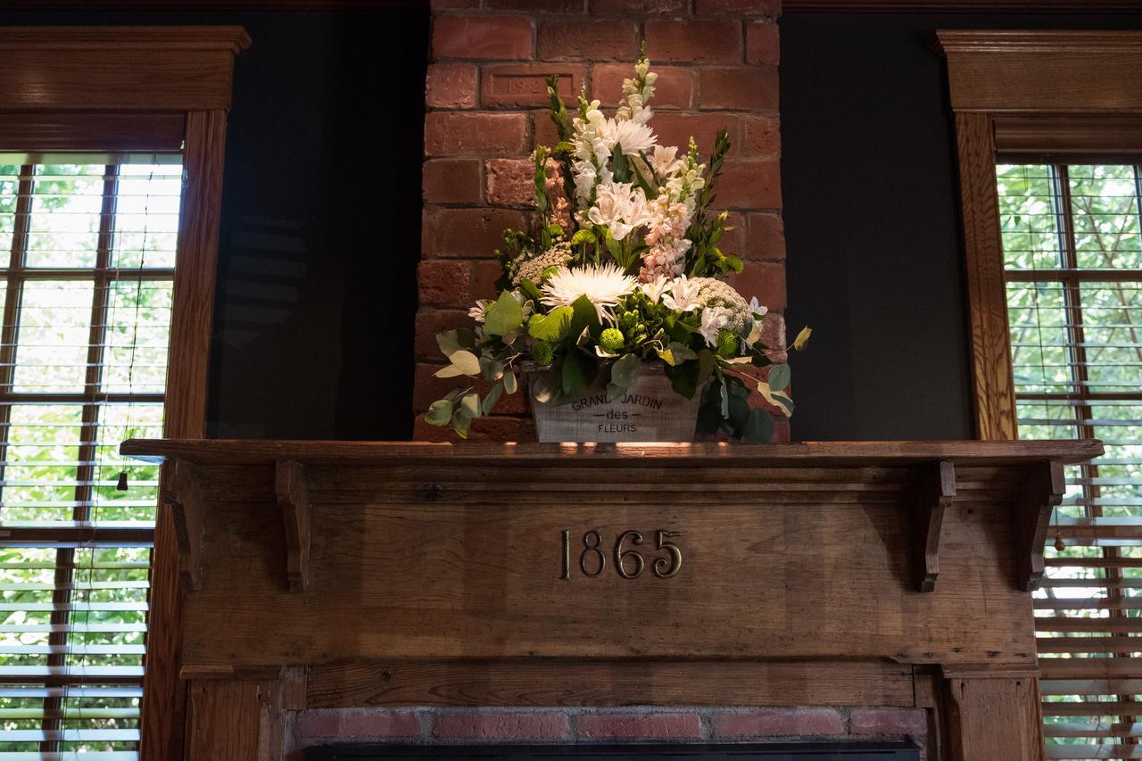 Brick Street Inn ジオンズビル  エクステリア 写真
