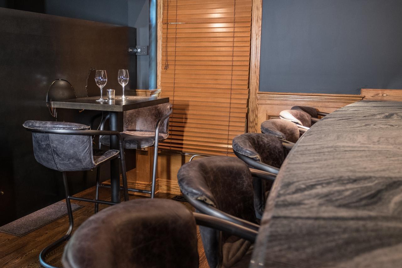 Brick Street Inn ジオンズビル  エクステリア 写真