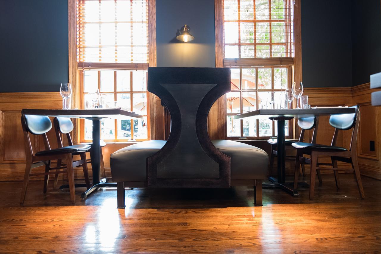 Brick Street Inn ジオンズビル  エクステリア 写真