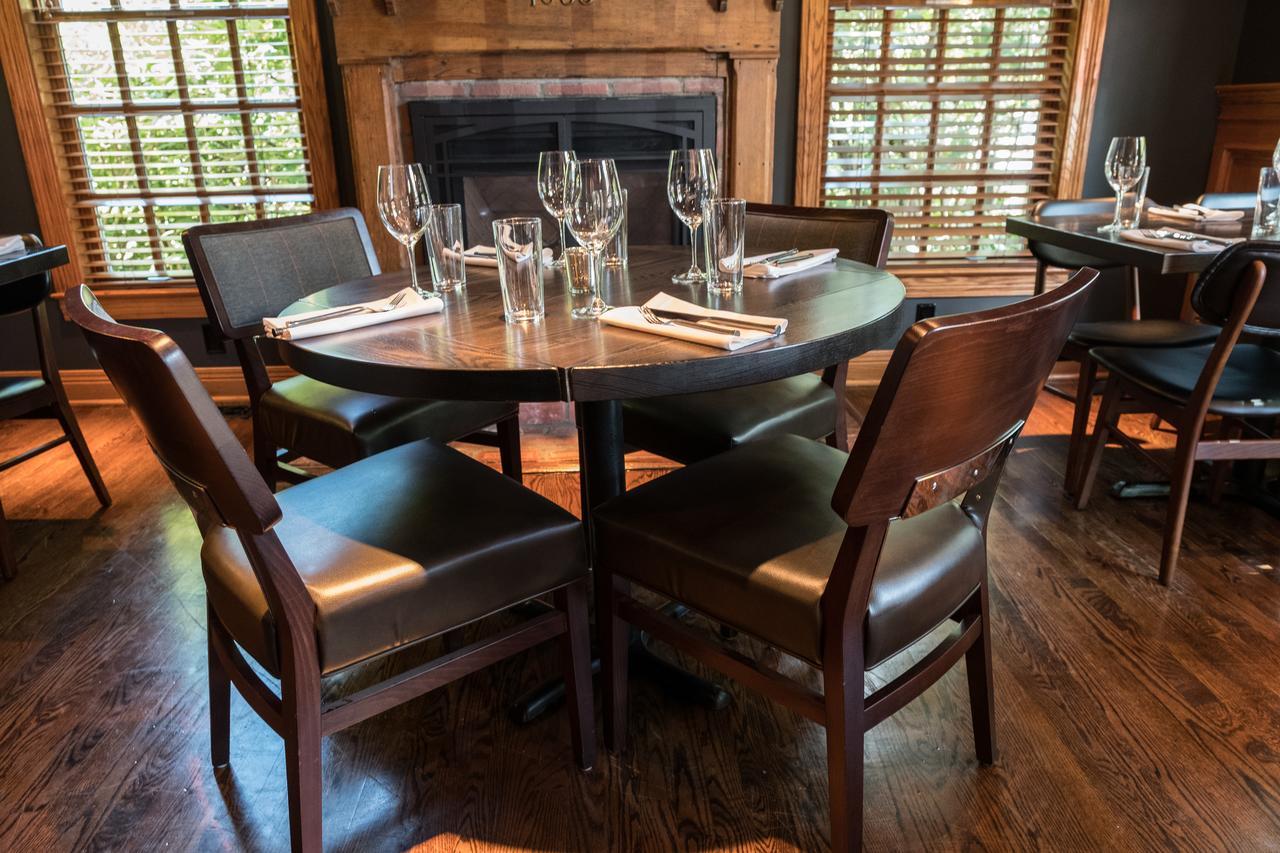 Brick Street Inn ジオンズビル  エクステリア 写真
